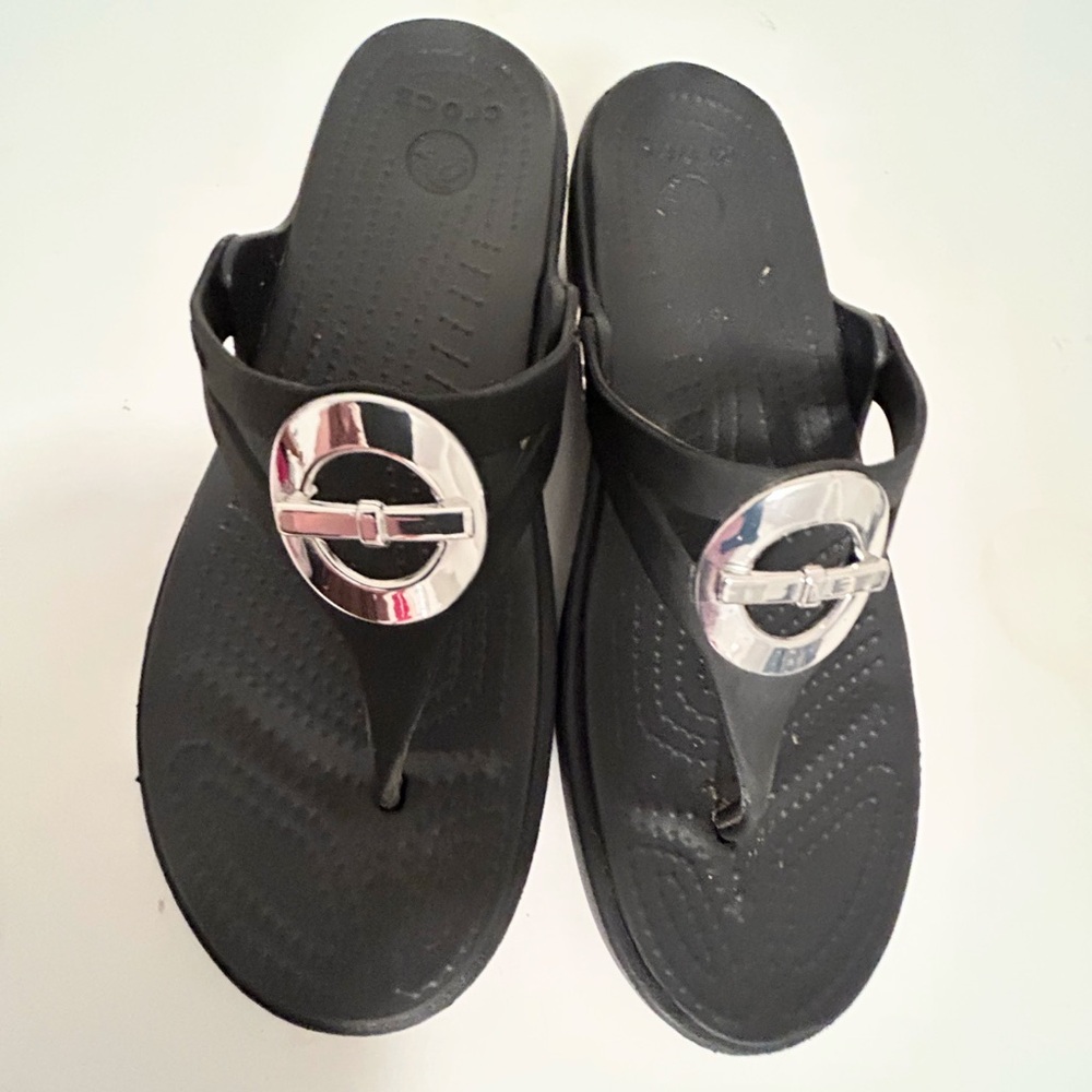 Sz 6 Women’s Black Sanrah Crocs